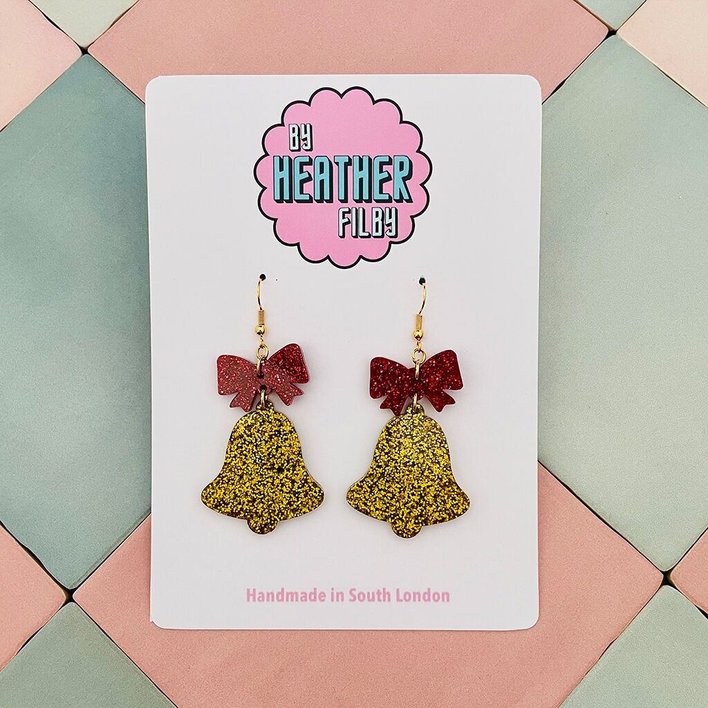 Orecchini in resina glitterata con campanella di Natale dorata
