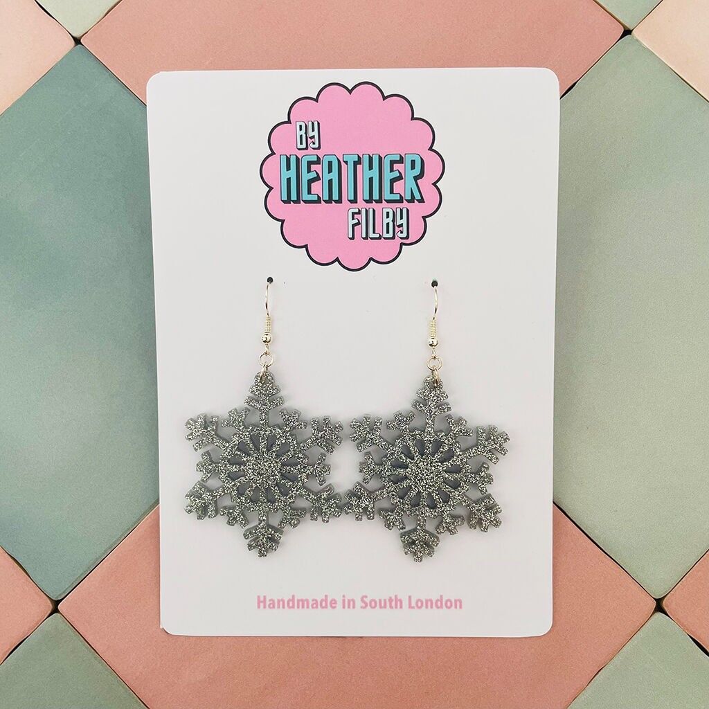 Orecchini natalizi in resina glitterata con grandi fiocchi di neve in argento