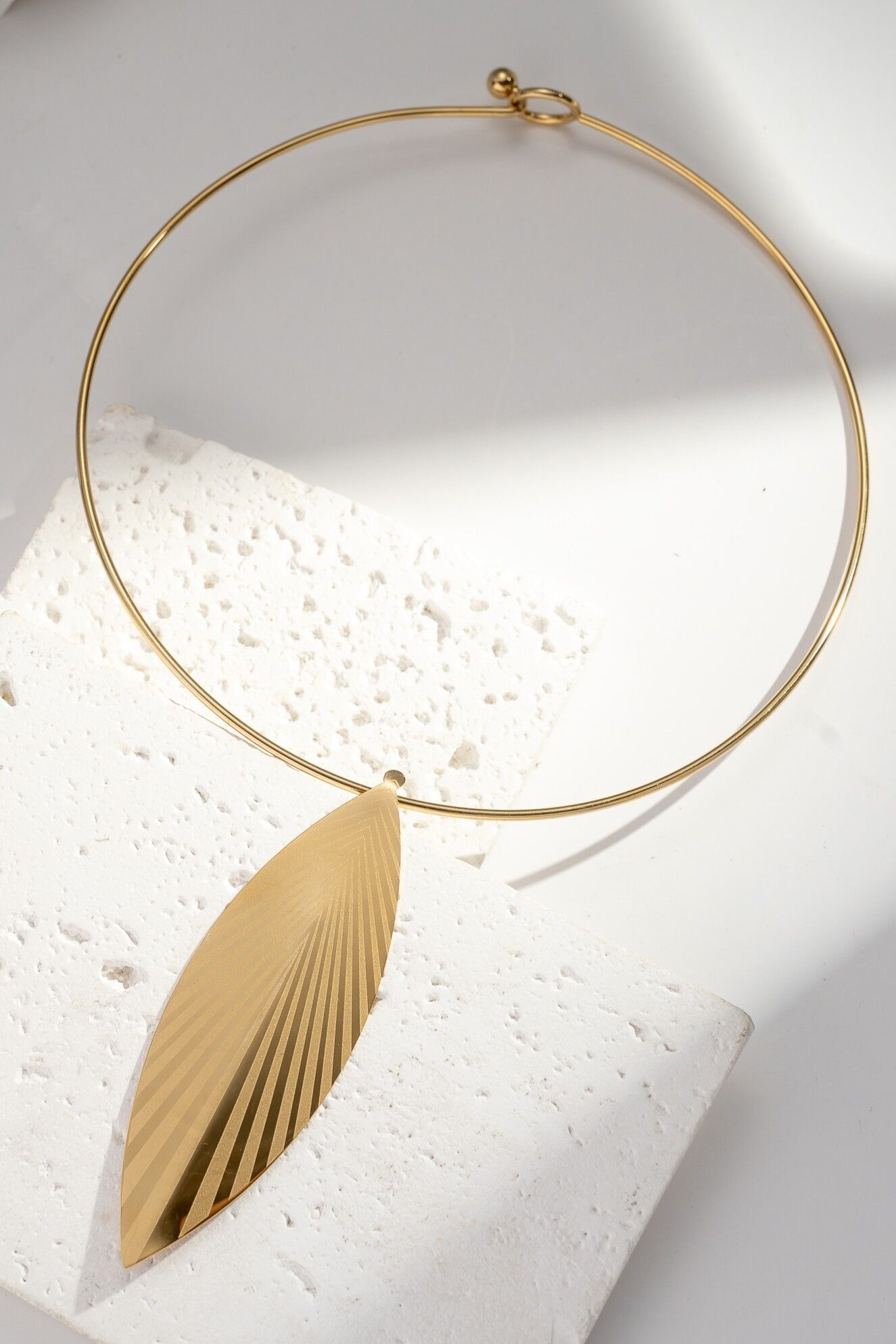 Goldfarbene, längliche Blatt-Halskette aus Edelstahl