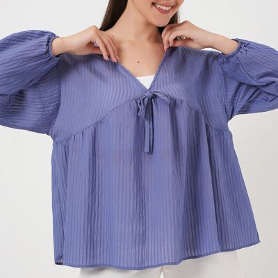 Blusa azul con lazo