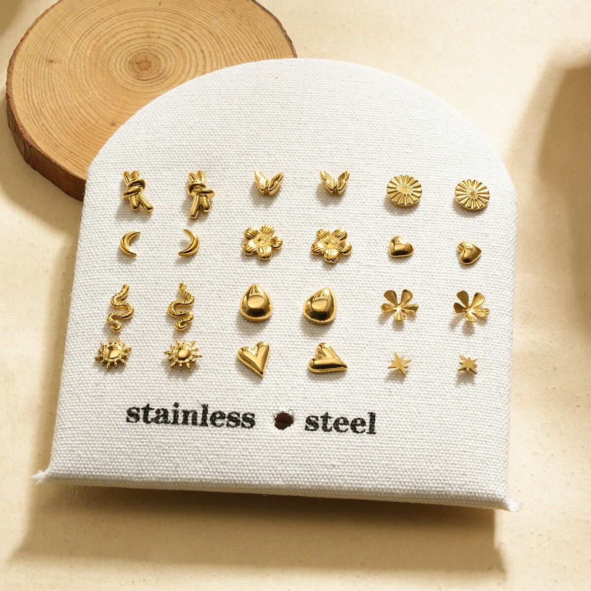 Set di 12 paia di orecchini a bottone placcati in oro alla moda in esposizione