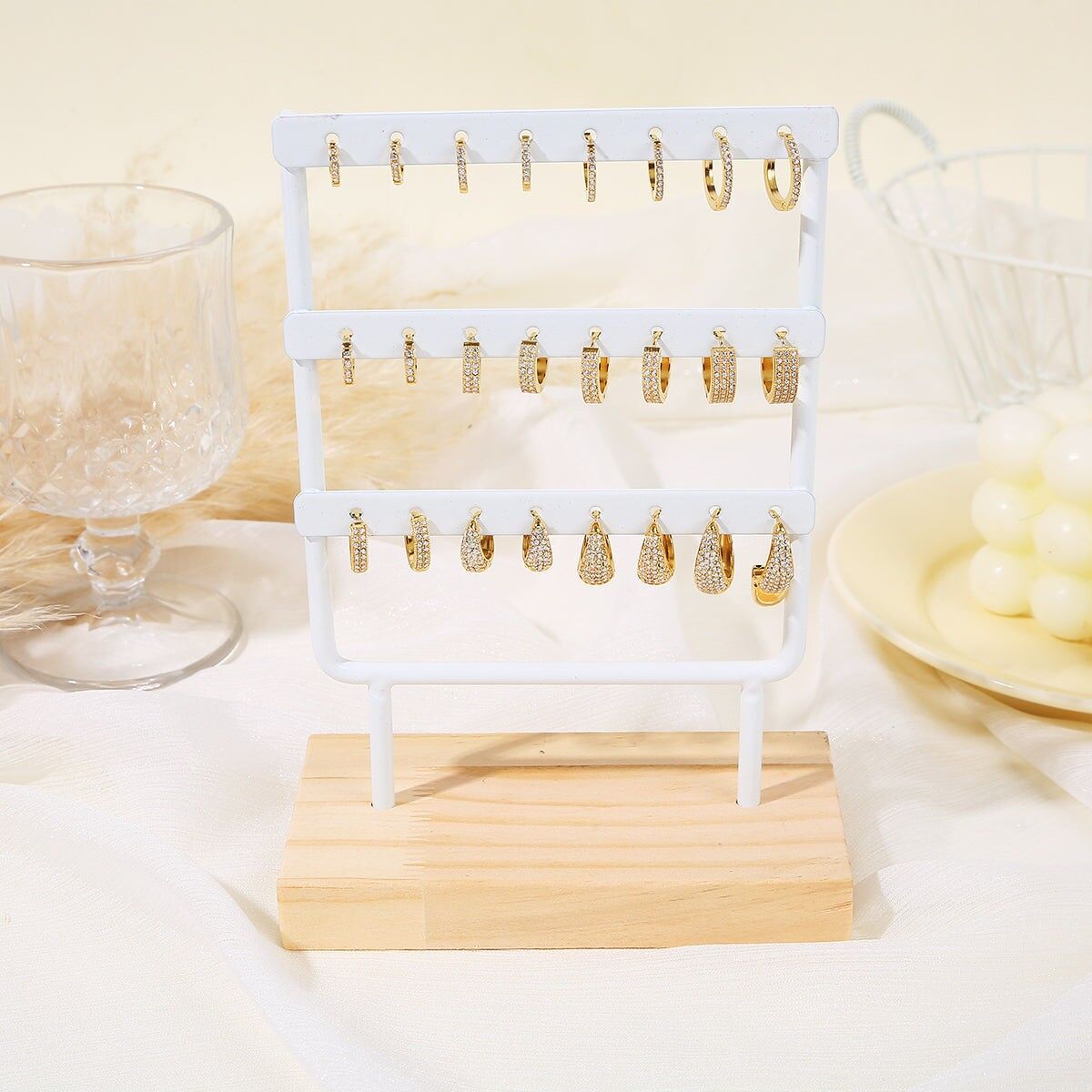 Set di 12 paia di orecchini a cerchio in oro tempestati di strass