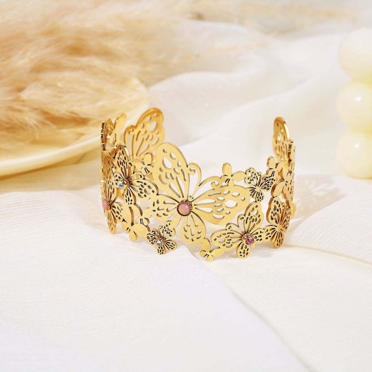 Bracciale rigido in oro con farfalle traforate e strass colorati