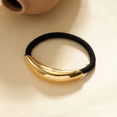 Elegante elástico con adorno curvo dorado.