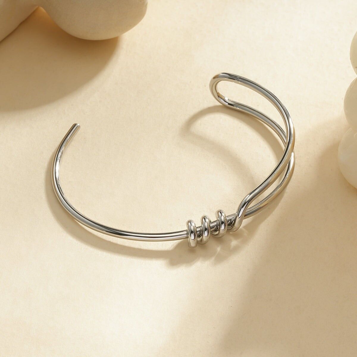 Bracciale rigido regolabile in argento con design ad anello contemporaneo