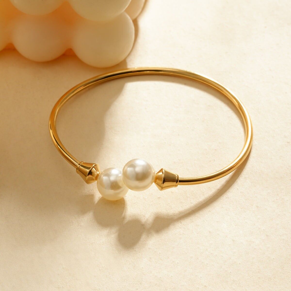 Bracciale rigido regolabile in oro con dettagli di perline