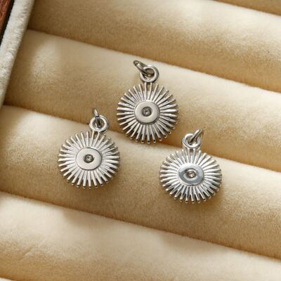 Set of 3 round silver pendants with ray motif and central crystal