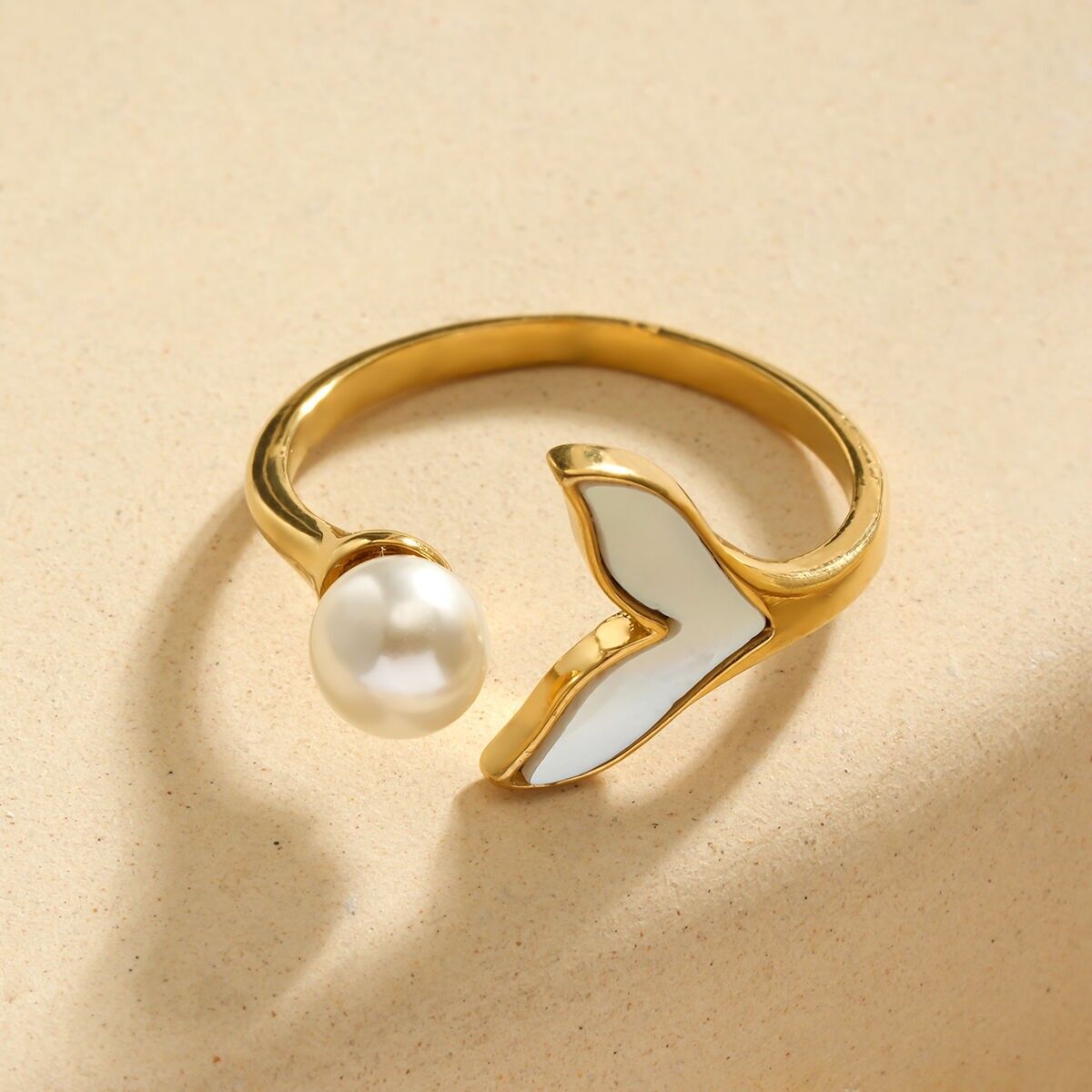 Anello regolabile in oro con motivo a pinna in perla e madreperla