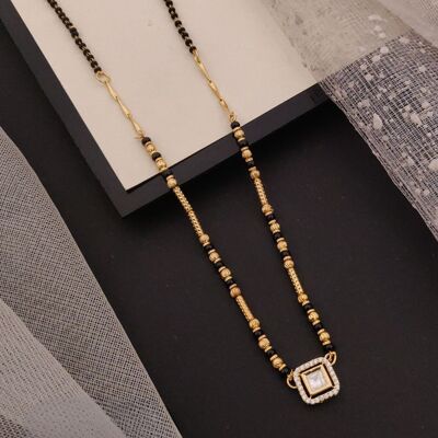 Collier Mangalsutra plaqué or 18 carats avec breloque solitaire carrée et perles noires