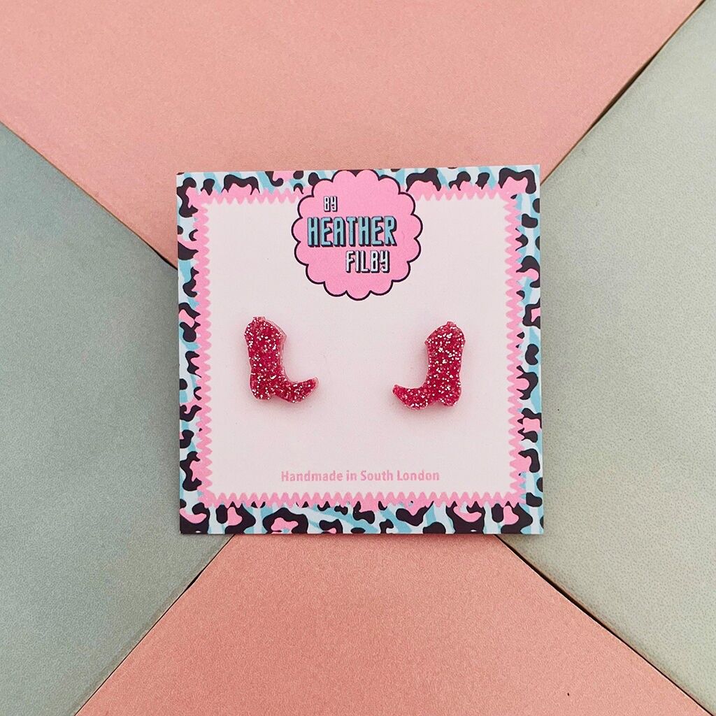 Orecchini a bottone in resina glitterata con stivali da cowboy