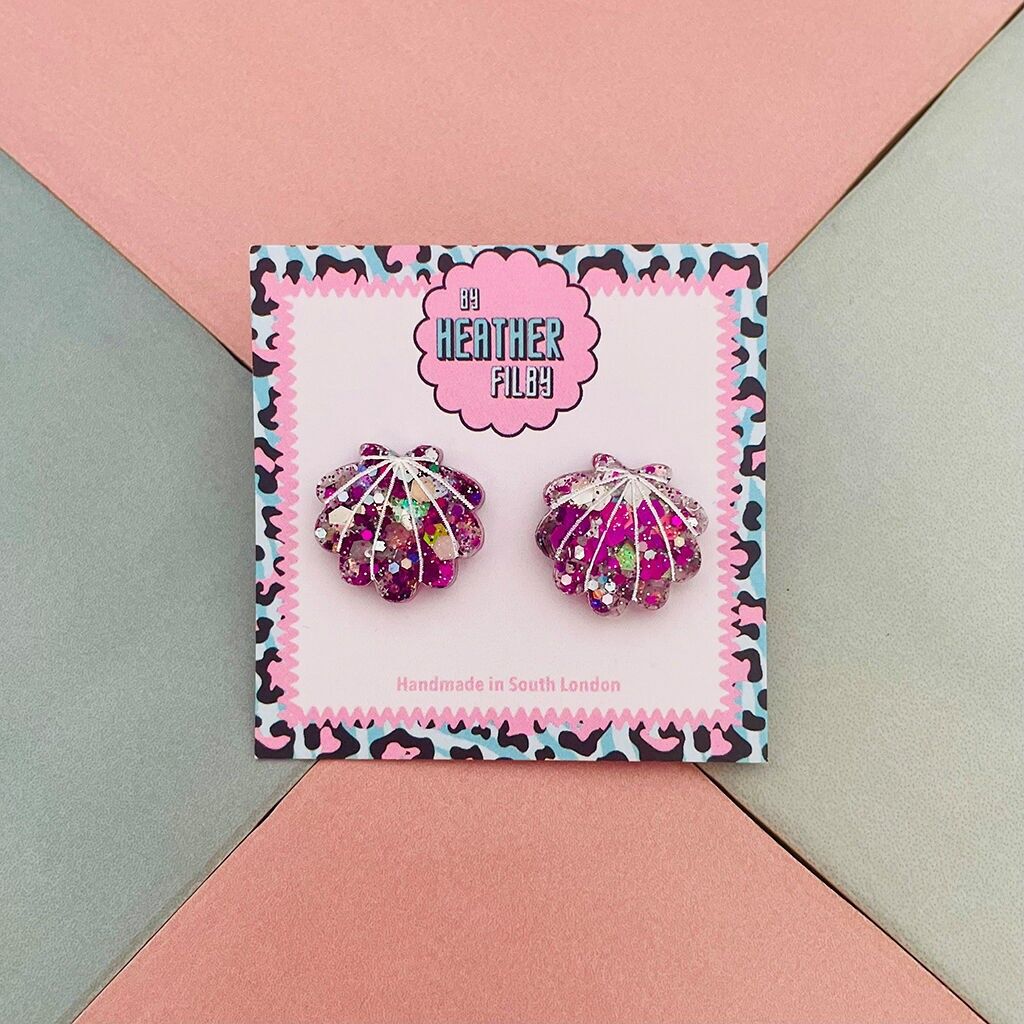 Orecchini a bottone in resina glitterata con conchiglia di mare