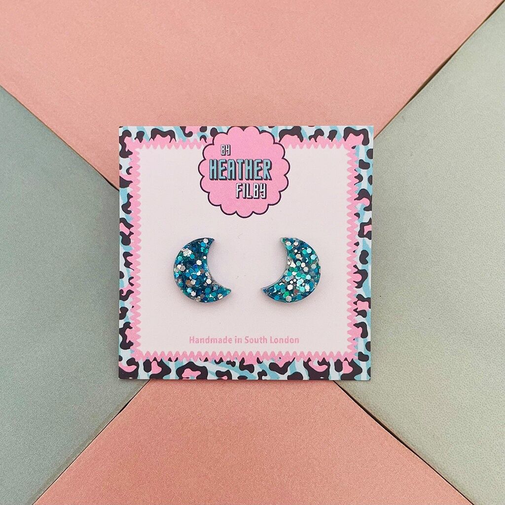 Orecchini a bottone in resina glitterata a forma di luna
