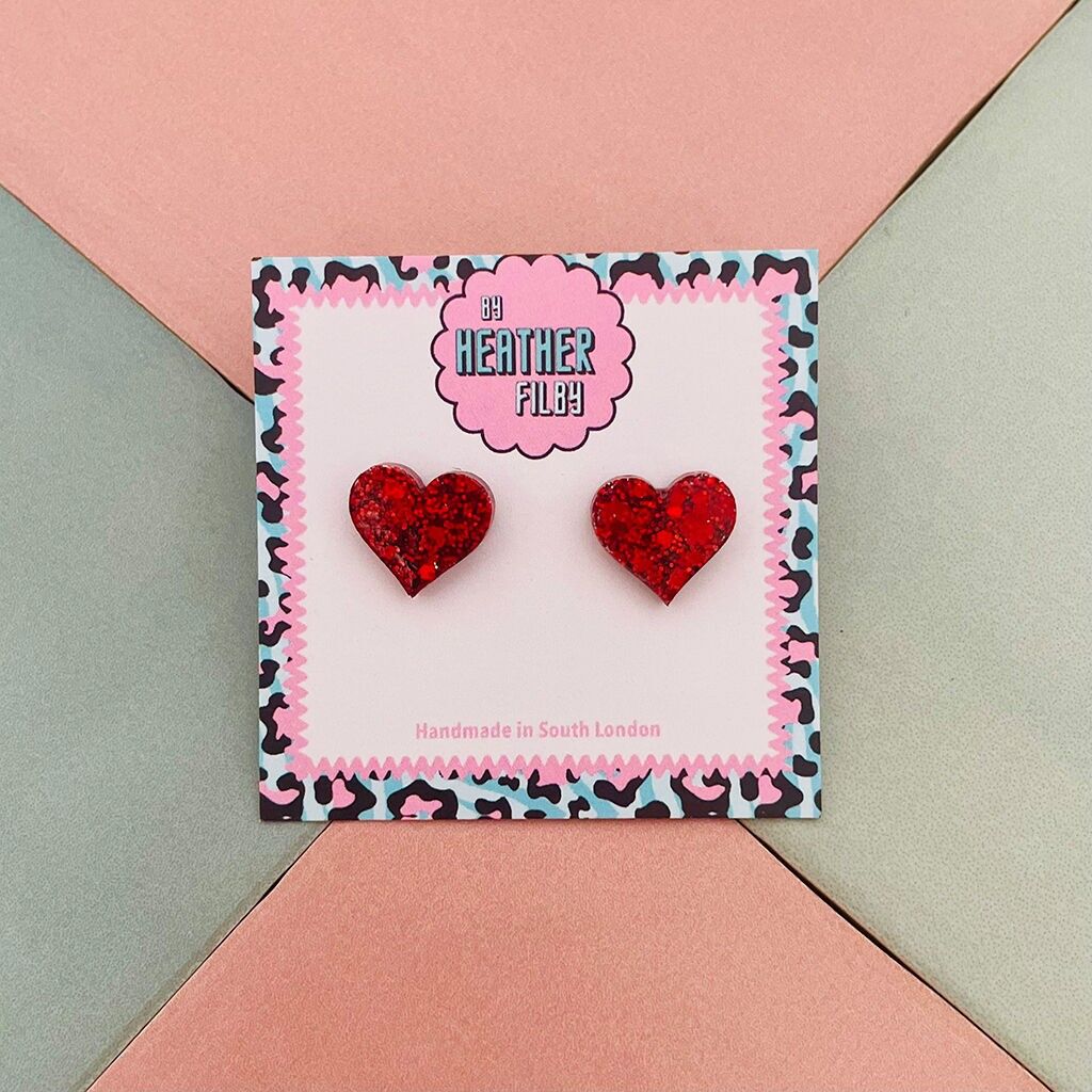 Orecchini a bottone in resina glitterata a forma di cuore