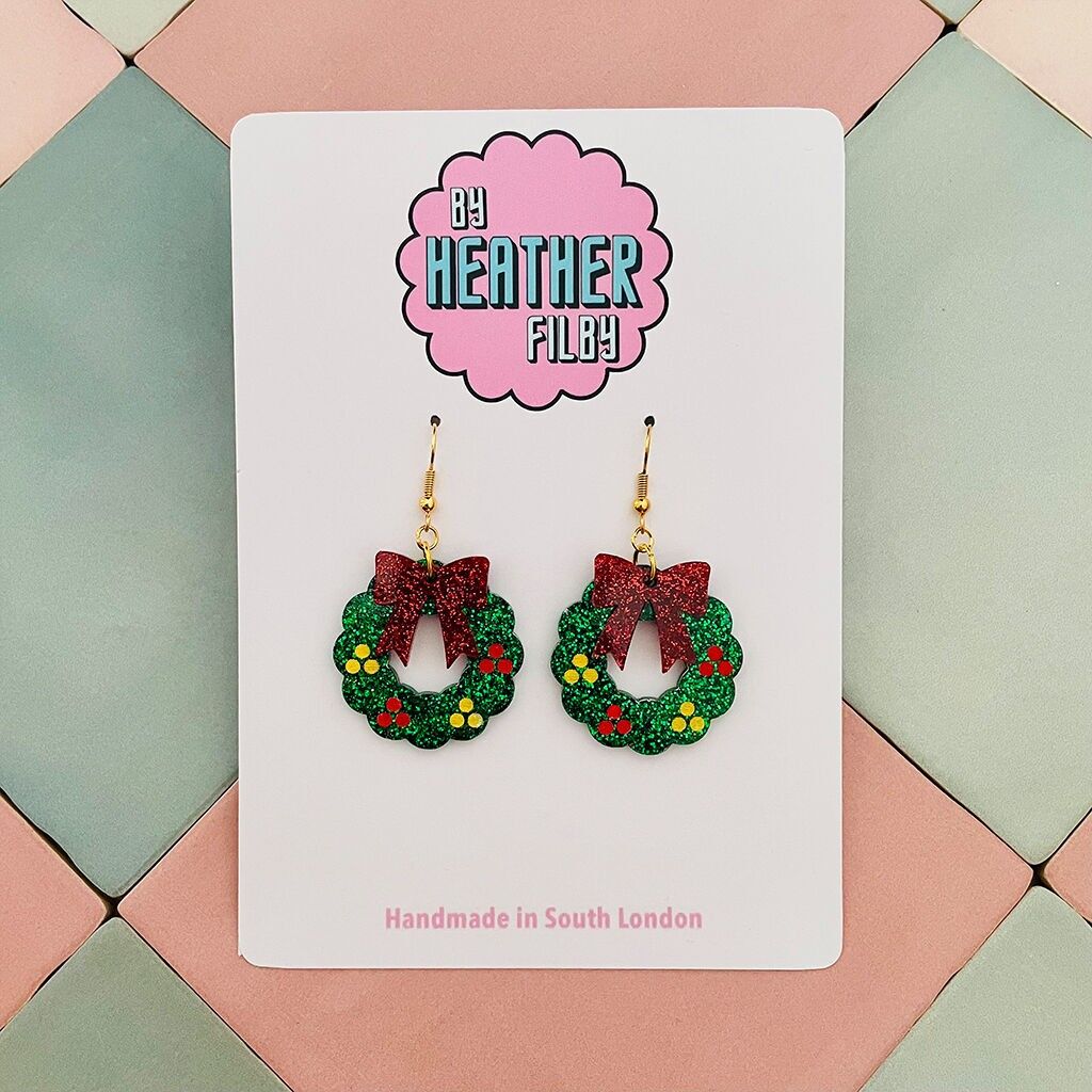 Orecchini in resina glitterata con ghirlanda natalizia