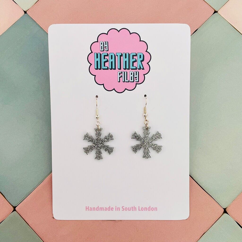Piccoli orecchini natalizi in resina con fiocchi di neve glitterati