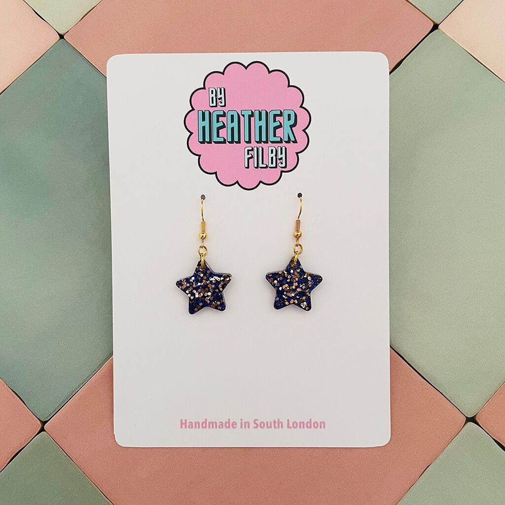 Mini orecchini natalizi in resina glitterata a forma di stella