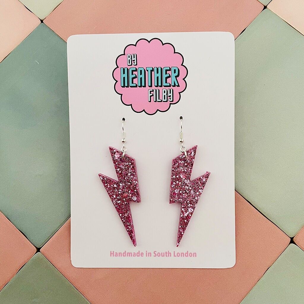 Grandi orecchini in resina glitterata con fulmine rosa