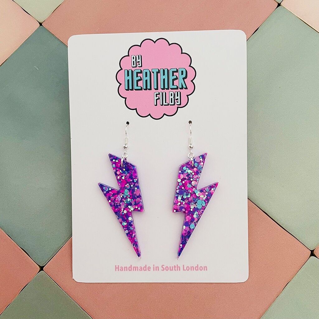 Grandi orecchini in resina glitterata con fulmine lilla
