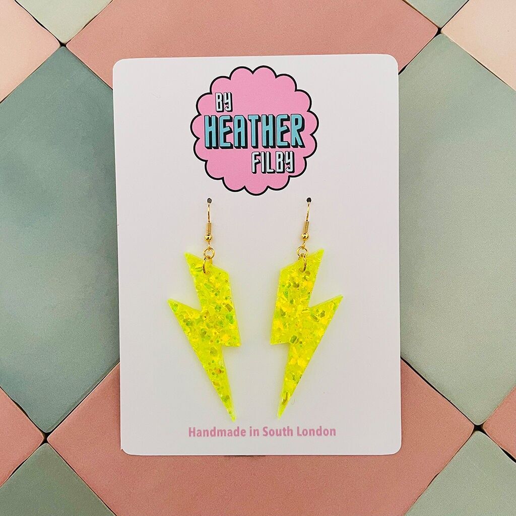 Grandi orecchini in resina glitterata con fulmine giallo neon