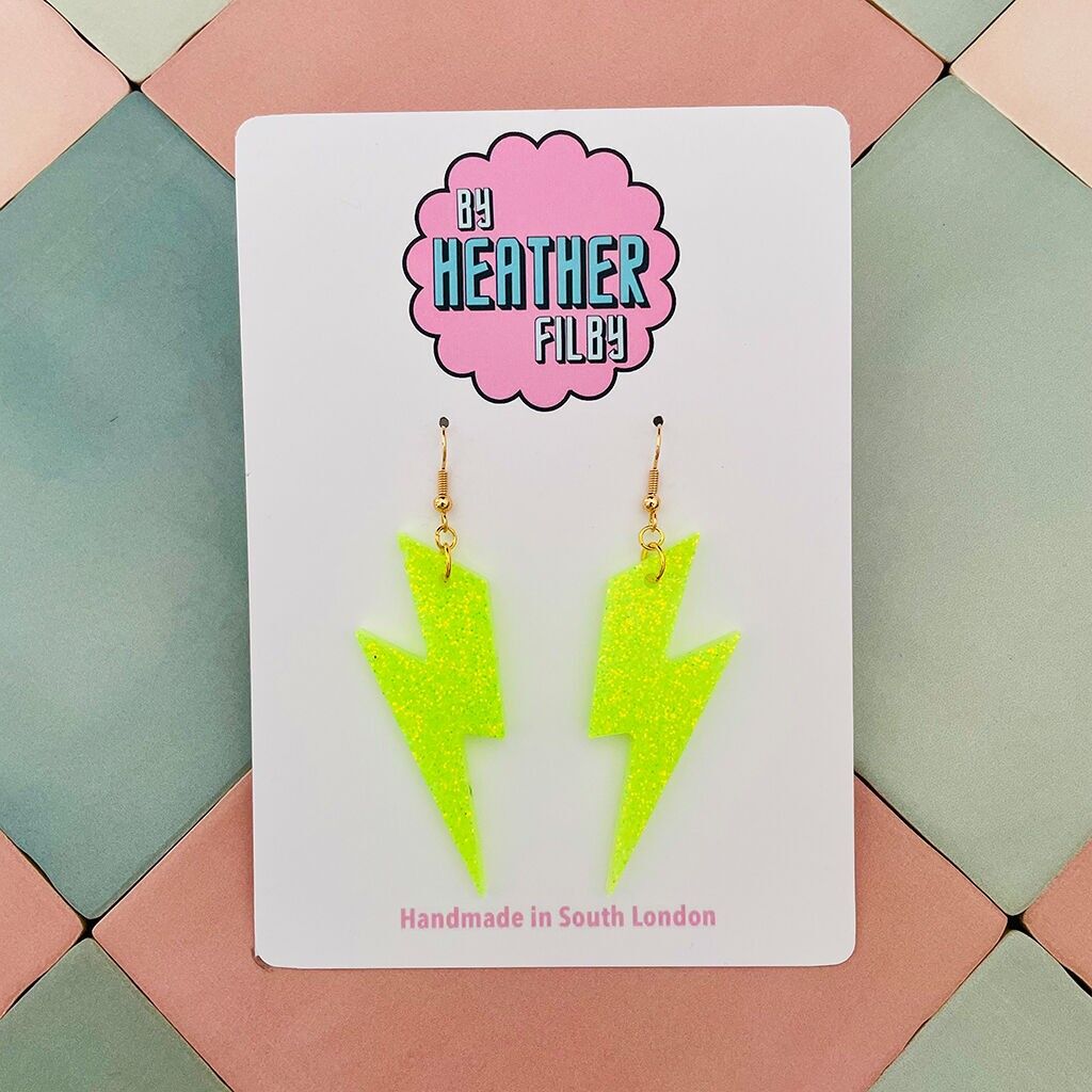 Grandi orecchini in resina glitterata con fulmine verde neon