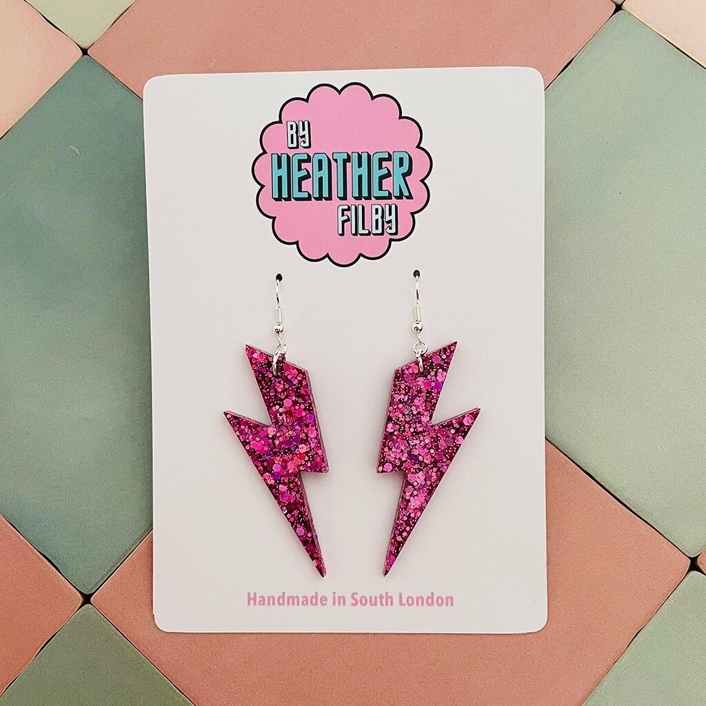 Grandi orecchini in resina glitterata con fulmine rosa acceso