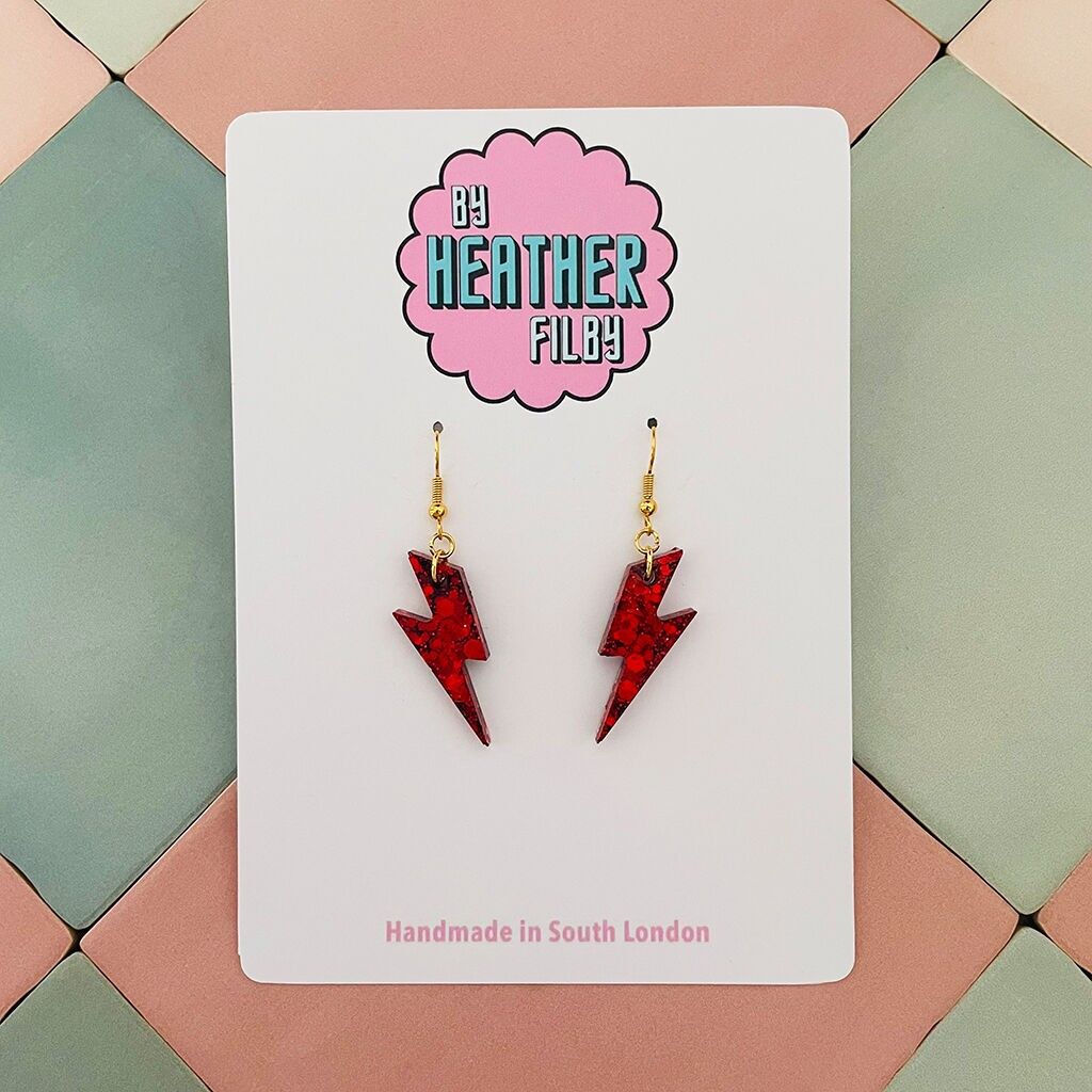 Piccoli orecchini in resina glitterata con fulmine rosso