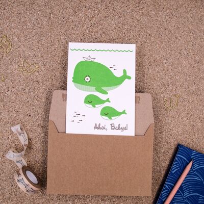 "Ahoj Baby" (ballena, verde) Tarjeta plegable tipográfica A6 con sobre