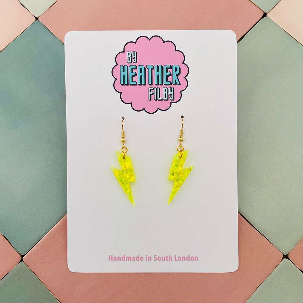 Piccoli orecchini in resina glitterata con fulmine giallo neon