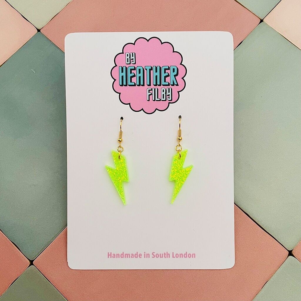 Piccoli orecchini in resina glitterata con fulmine verde neon