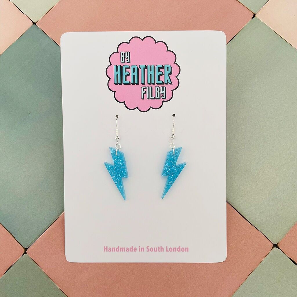 Piccoli orecchini in resina glitterata con fulmine azzurro chiaro
