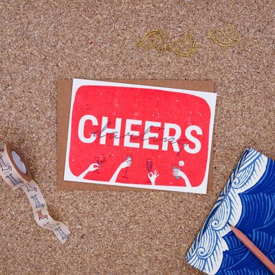 "Cheers Darling" Tarjeta de cumpleaños tipográfica A6 plegable con sobre