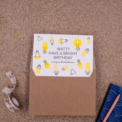 "¿Watt? Que tengas un cumpleaños brillante" (bombillas) Tarjeta plegable tipográfica A6 con sobre