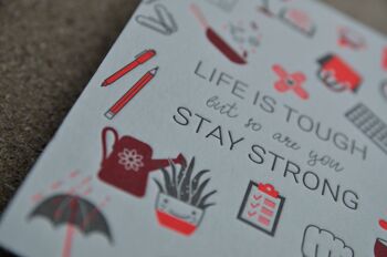 "La vie est dure, reste fort" (Fête des Mères) Carte postale typographique A6 4
