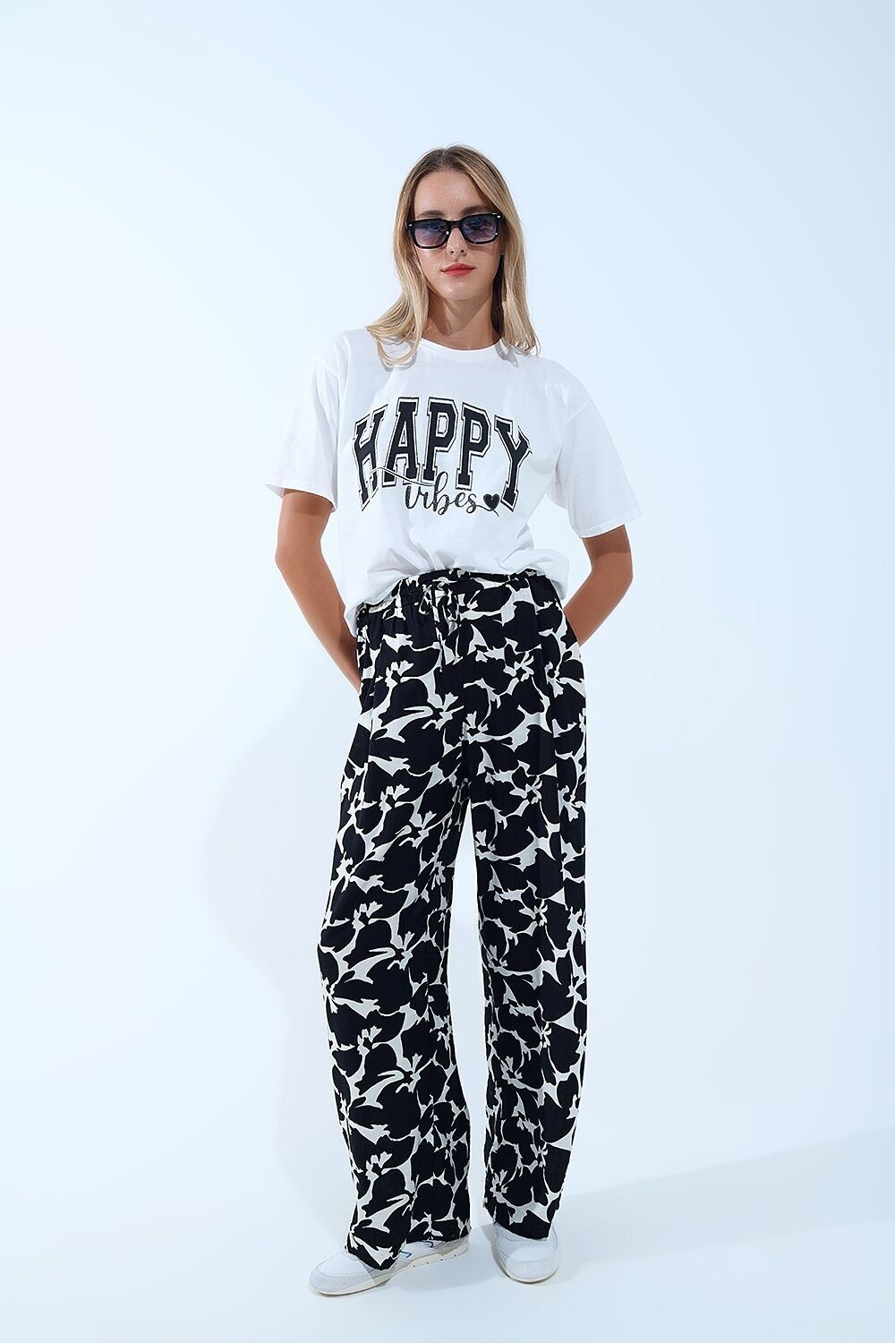 T-shirt rilassata con grafica Happy Vibes bianca