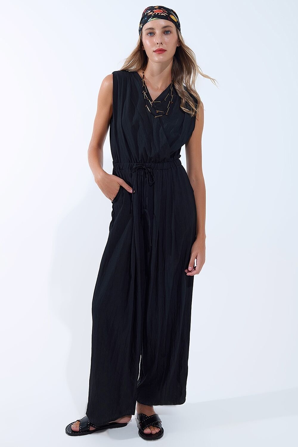 drapierter schwarzer Jumpsuit aus Crinkle-Stoff