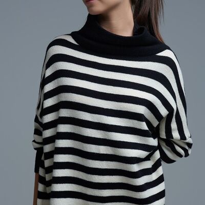 Maglione oversize a collo alto con ali di pipistrello e strisce in bianco e nero