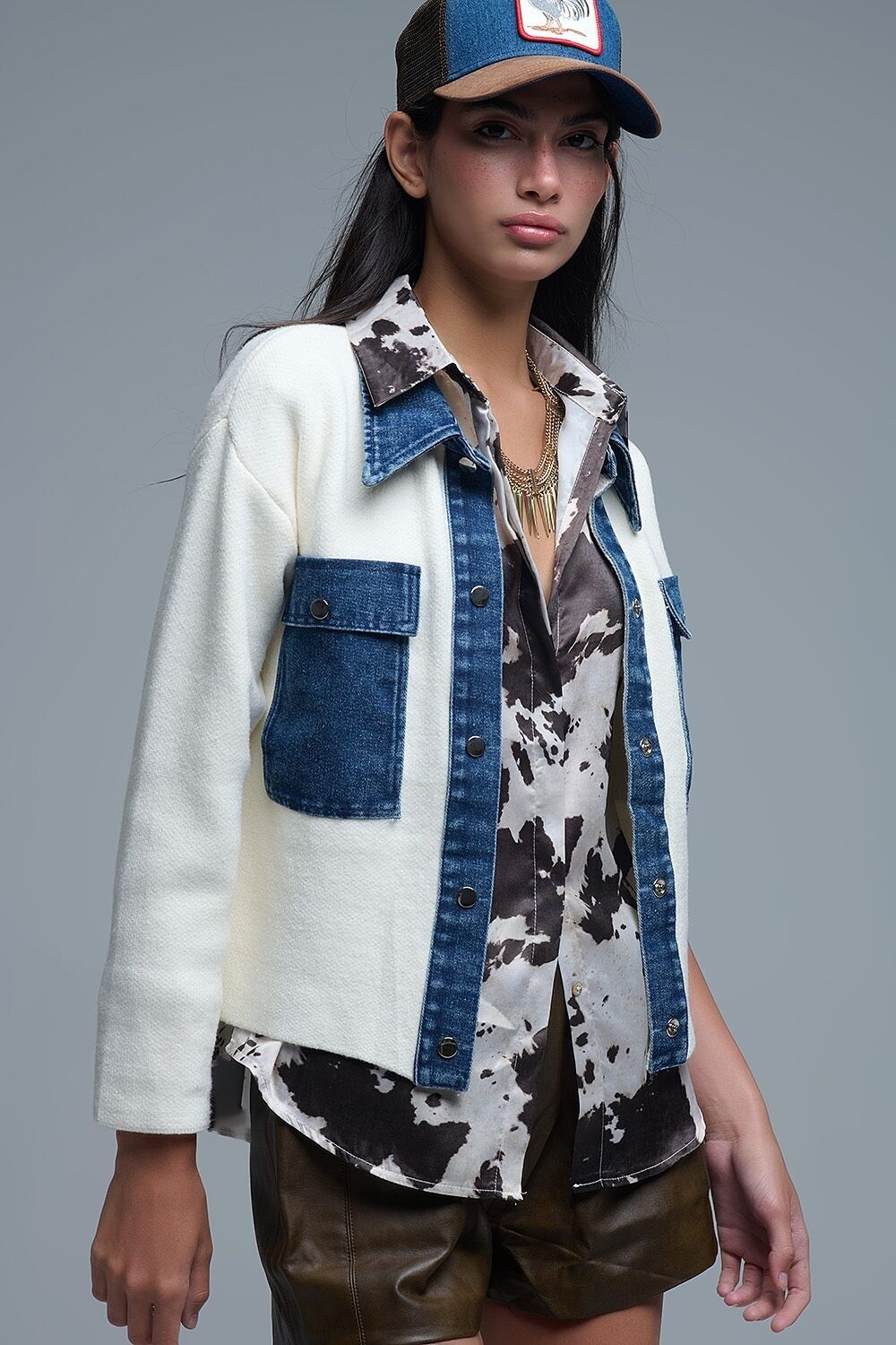 Cremefarbene Strickjacke mit blauen Denim-Details