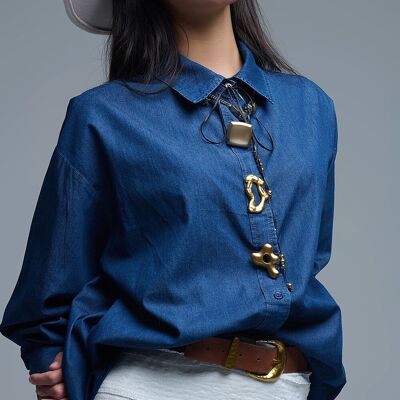 Camicia in denim rilassata con bottoni astratti dorati