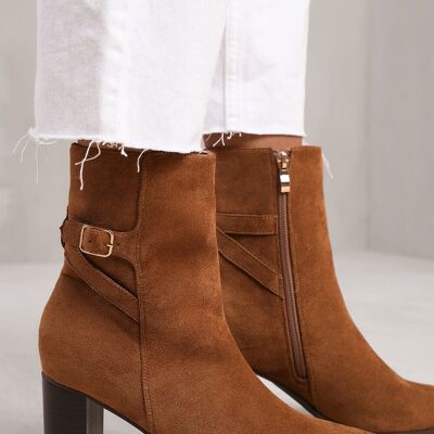 Botas de tacón cuadrado de ante color coñac con detalle de hebilla (paquete de 12 pares, tallas 3-8 del Reino Unido)