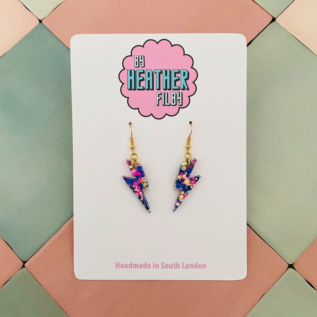 Piccoli orecchini in resina glitterata con fulmini blu, rosa e gialli