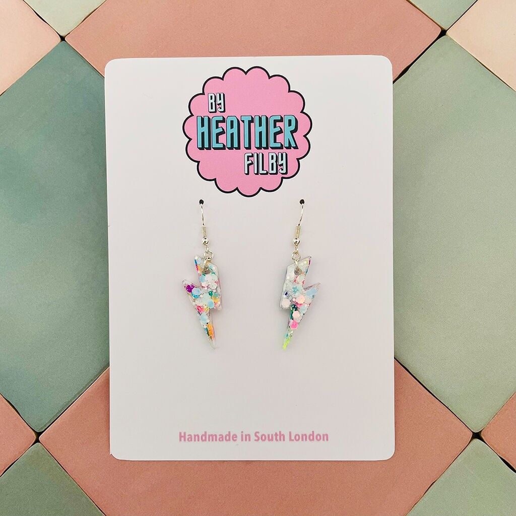 Piccoli orecchini in resina glitterata con fulmine blu iridescente