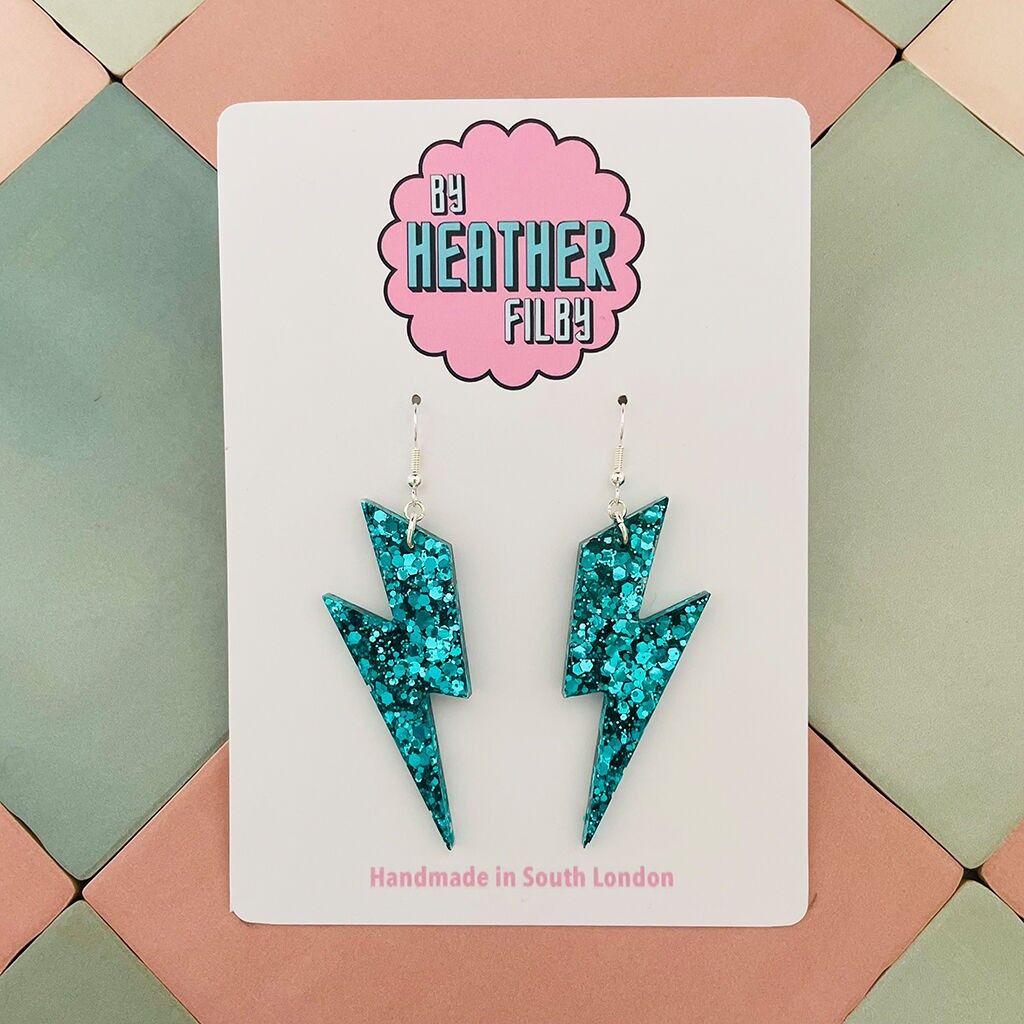 Grandi orecchini in resina glitterata con fulmine verde acqua