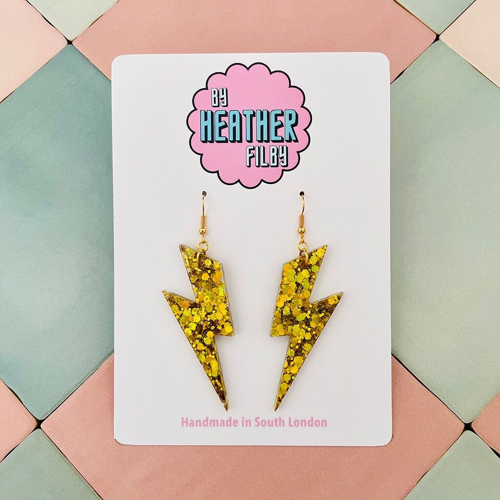 Grandi orecchini in resina glitterata con fulmine dorato