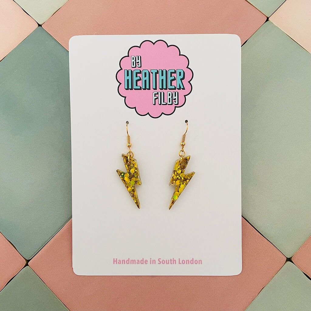 Piccolo orecchino in resina glitterata con fulmine dorato