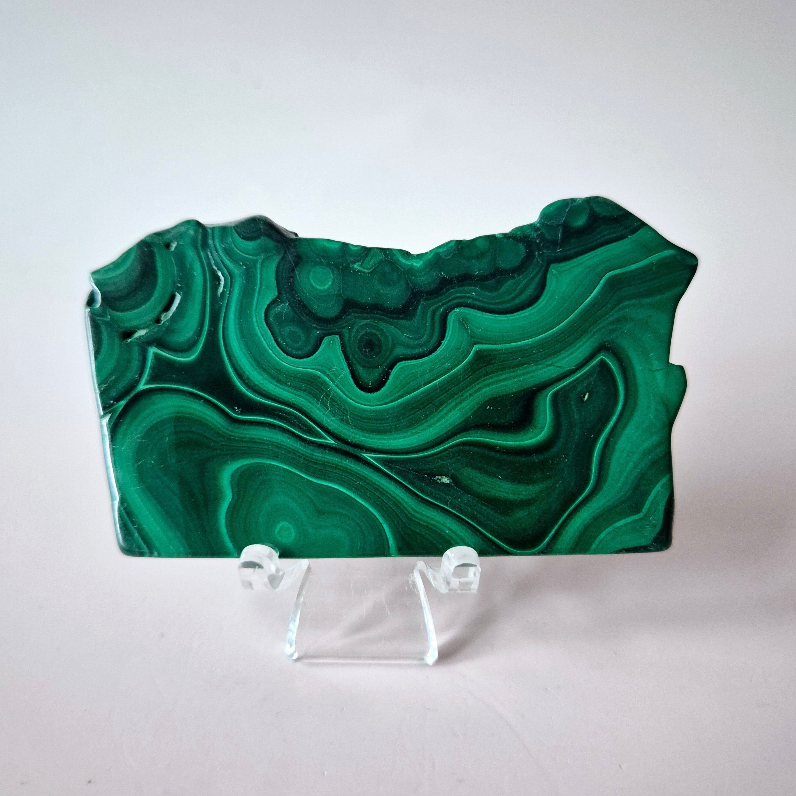 Disco di malachite con pietra preziosa su supporto (100–125 g) n. 3