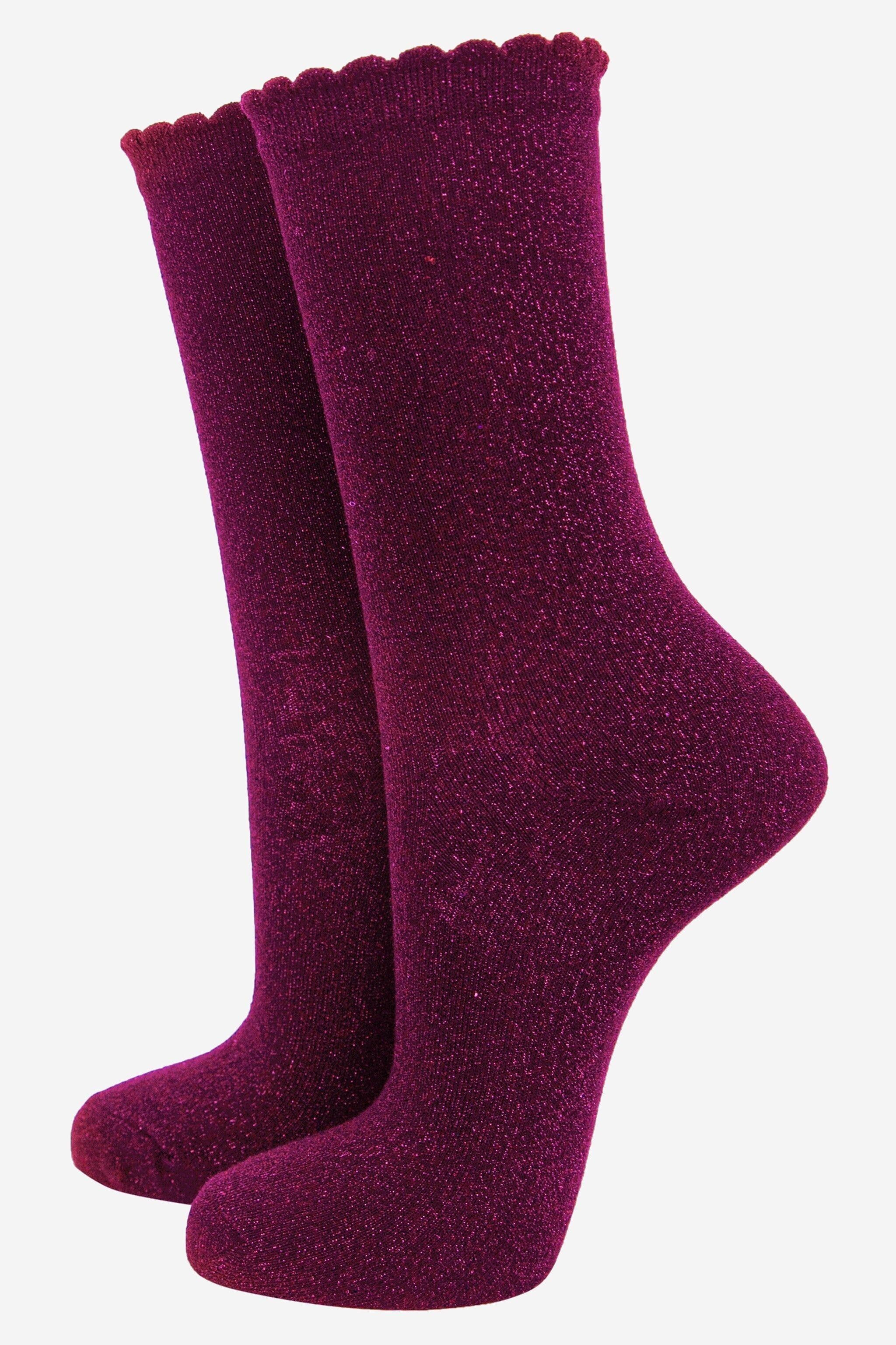 Beerenfarbene, durchgehend glitzernde Socken mit gewelltem Rand