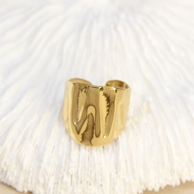 Anillo ajustable de acero inoxidable dorado: elegante efecto martillado.
