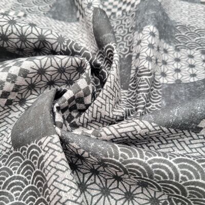Tessuto giapponese - Patchwork di motivi tradizionali su sfondo nero realizzato in Giappone 100% cotone