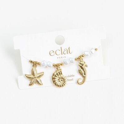 Bracelet doré avec perles structurées et breloques marins