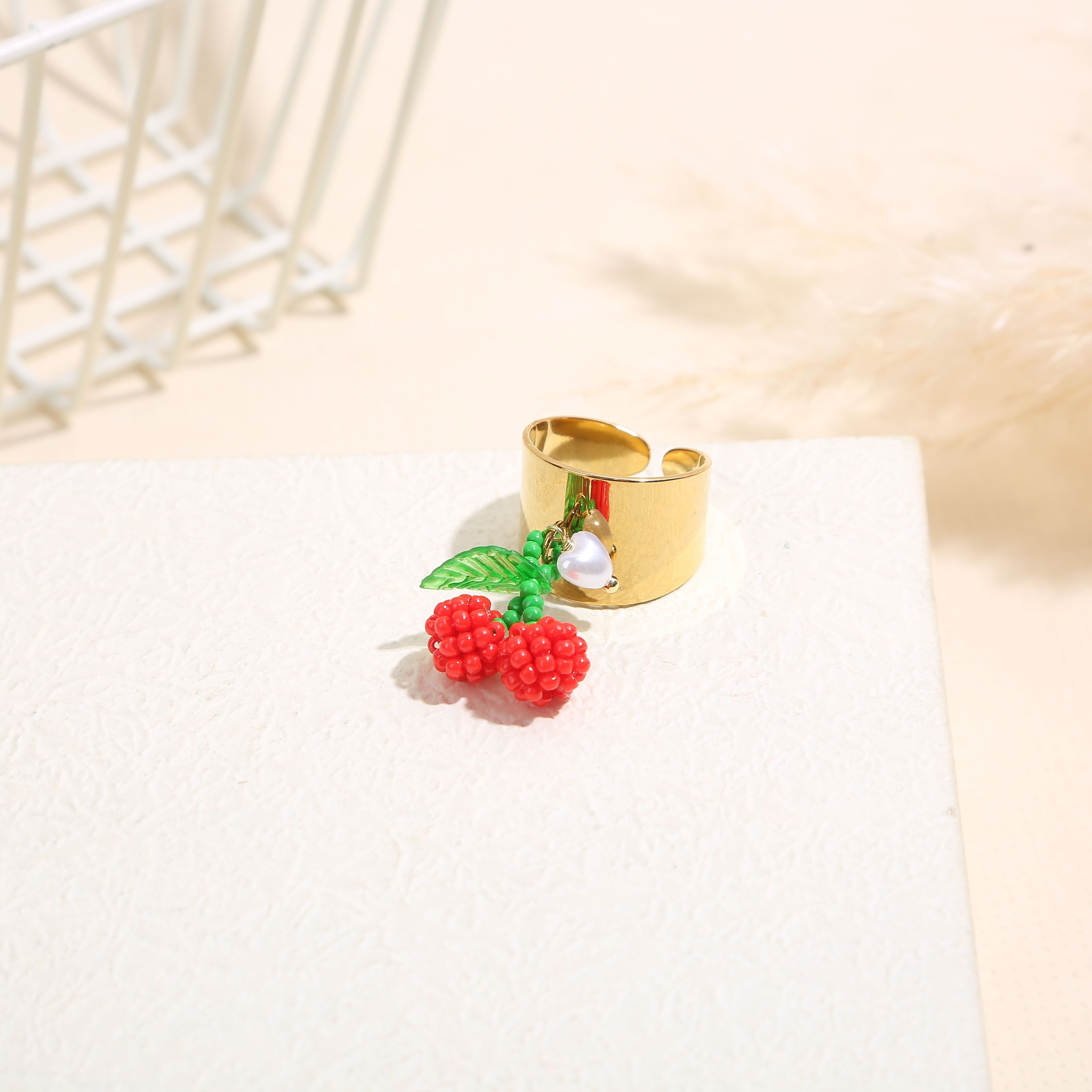 Anello in oro con ciondolo a forma di ciliegia di perla